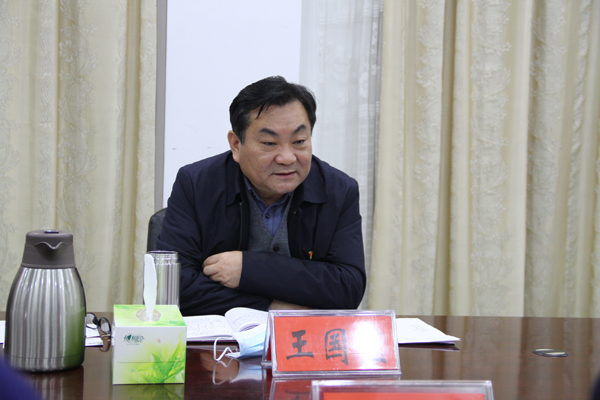 县委书记王国玺主持召开劳动模范暨企业家座谈会
